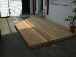 Raucherzone mit Holzdeck 01